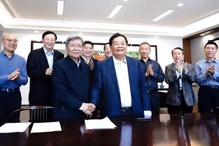 气氛组组长！雄鹿队员赛前围一圈打气 字母哥哥中间原地转圈&喊叫